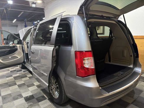 Used 2014 Chrysler Town & Country Touring-L FWD image 13