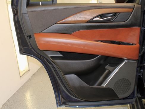 Used 2018 Cadillac Escalade Luxury image 42