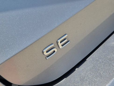 Used 2025 Volkswagen Taos SE FWD image 11