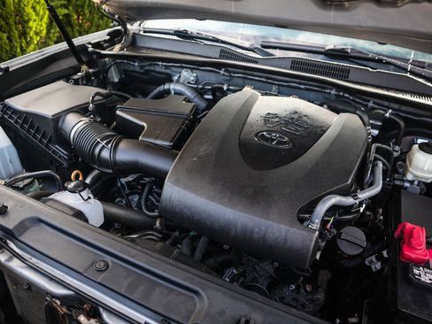 Used 2016 Toyota Tacoma Limited image 34