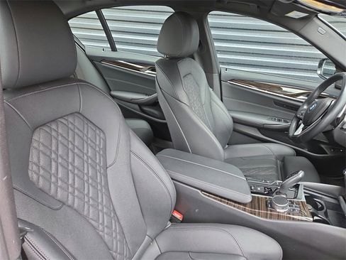 Used 2023 BMW 530e xDrive image 19