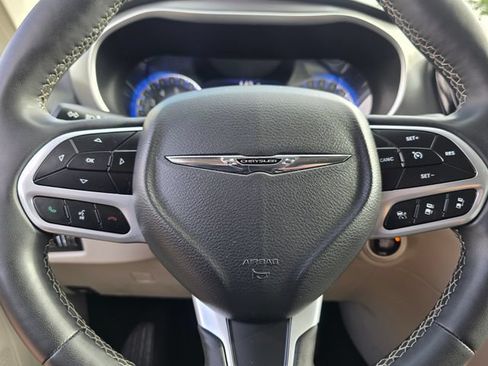 Used 2022 Chrysler Pacifica Touring-L FWD image 25