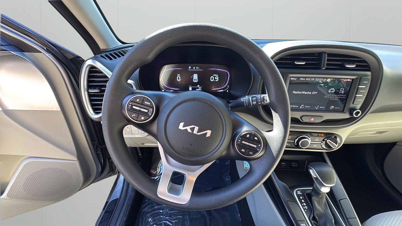 Used 2025 Kia Soul LX w/ LX Technology Package FWD image 22