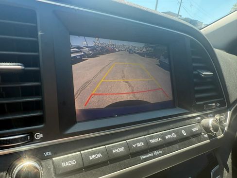 Used 2017 Hyundai Elantra Limited FWD image 13