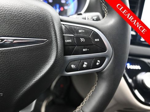 Used 2024 Chrysler Pacifica Touring-L image 27