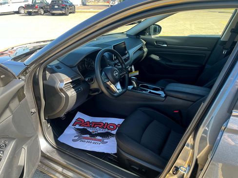 Used 2024 Nissan Altima 2.5 SV image 7