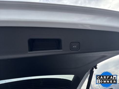 Used 2025 GMC Acadia Elevation image 9