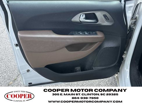 Used 2017 Chrysler Pacifica Limited w/ UConnect Theater Package FWD image 10