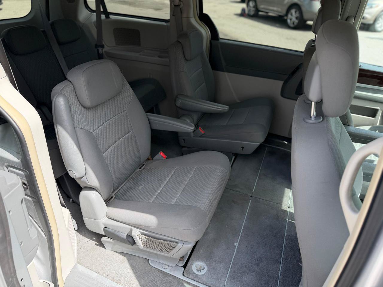 Used 2010 Chrysler Town & Country Touring FWD image 7