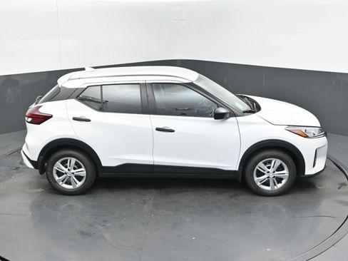 Certified 2025 Nissan Kicks Play S image 37