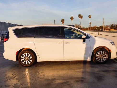 Used 2023 Chrysler Pacifica Touring-L image 13