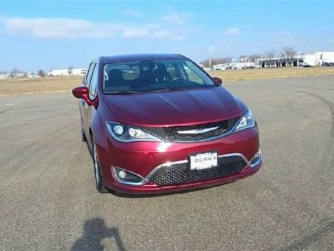 Used 2020 Chrysler Pacifica Touring w/ Tire & Wheel Group image 2