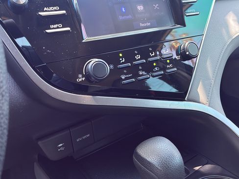 Used 2018 Toyota Camry LE w/ Convenience Package FWD image 29