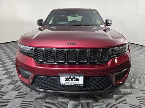 Used 2024 Jeep Grand Cherokee Altitude image 8