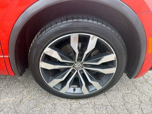 Used 2018 Volkswagen Tiguan SEL Premium w/ R-Line Package FWD image 30