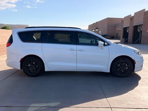 Used 2022 Chrysler Pacifica Touring-L FWD image 6
