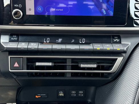 Used 2025 Toyota Camry SE FWD image 11