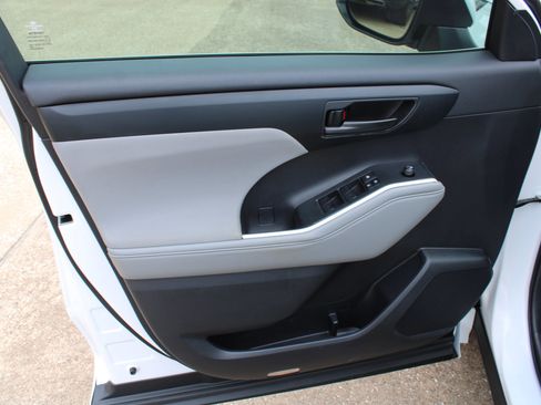 Used 2023 Toyota Highlander LE image 20