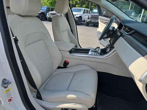 Used 2022 Jaguar XF SE RWD image 10