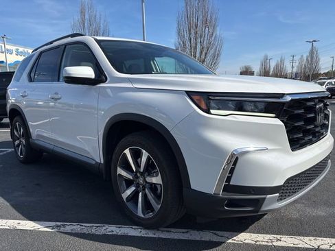 Used 2023 Honda Pilot Touring image 3