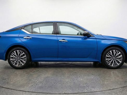 Used 2025 Nissan Altima 2.5 SV FWD image 11