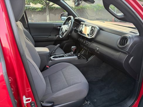 Used 2018 Toyota Tacoma TRD Off-Road w/ Technology Package AWD/4WD image 27