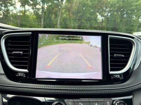 Used 2025 Chrysler Pacifica Limited FWD image 22