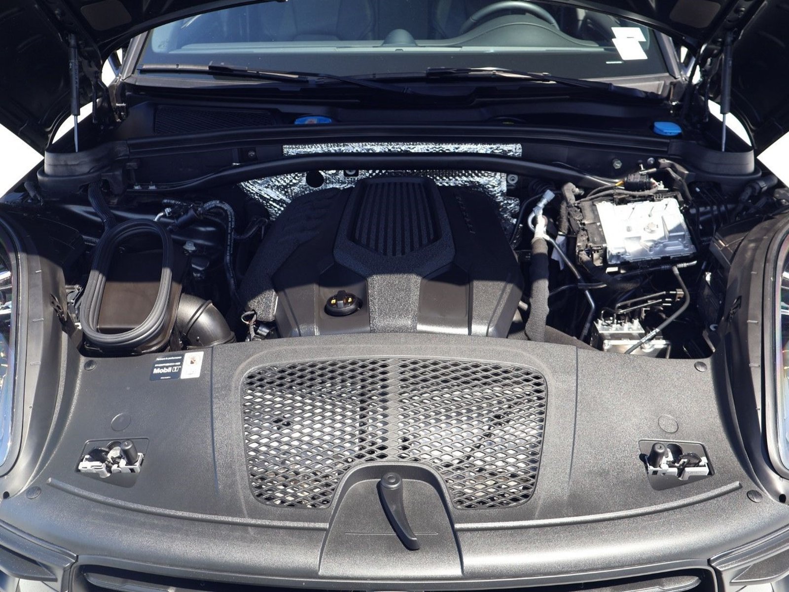 Certified 2026 Porsche Macan AWD/4WD image 26