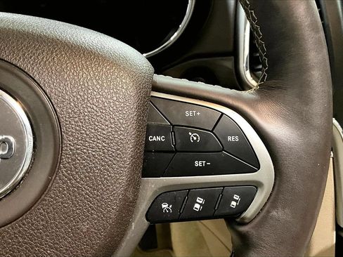 Used 2018 Jeep Grand Cherokee Overland AWD/4WD image 30