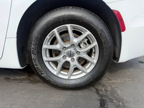 Used 2023 Chrysler Pacifica Touring-L FWD image 35