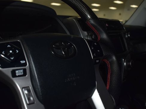 Used 2017 Toyota 4Runner SR5 AWD/4WD image 21