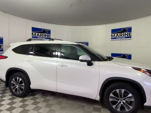 Used 2021 Toyota Highlander XLE AWD/4WD image 3