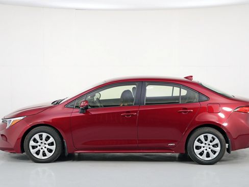 Used 2025 Toyota Corolla LE image 45