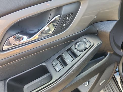 Used 2020 Chevrolet Traverse LT w/ LT Premium Package image 22