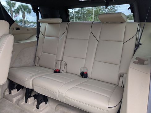 Used 2023 Cadillac Escalade Premium Luxury image 15