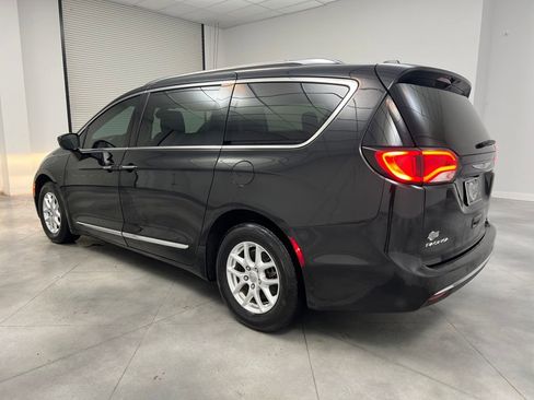 Used 2020 Chrysler Pacifica Touring-L image 5