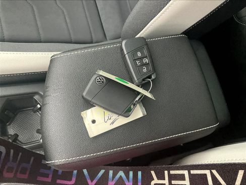 Used 2025 Volkswagen Taos SE w/ Panoramic Sunroof Package image 30