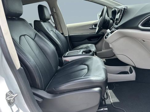 Used 2022 Chrysler Pacifica Touring-L FWD image 27