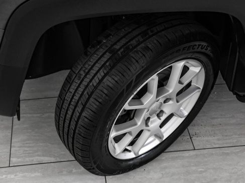 Used 2019 Jeep Renegade Latitude w/ Popular Equipment Group image 53