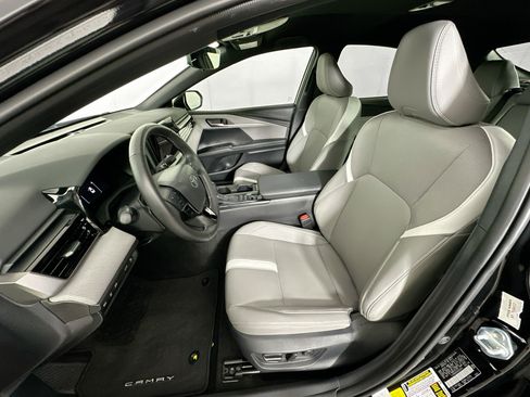 Used 2025 Toyota Camry SE FWD image 13