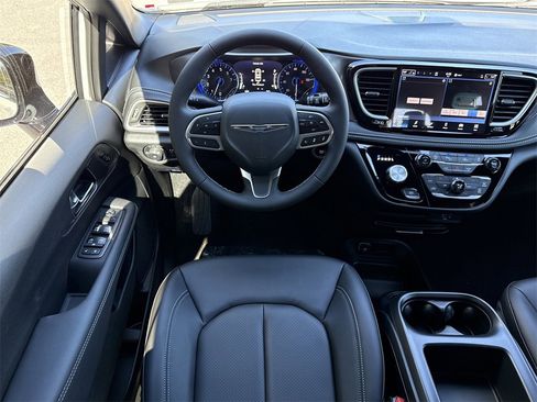 New 2026 Chrysler Pacifica Select image 15