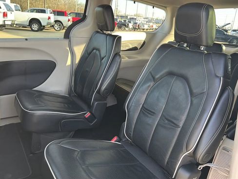 Used 2022 Chrysler Pacifica Limited image 41