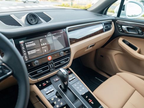 New 2026 Porsche Macan image 17