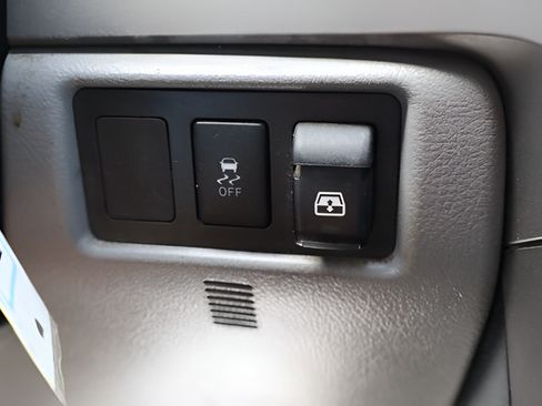 Used 2012 Toyota Tundra 4x4 CrewMax w/ Tow Pkg image 18