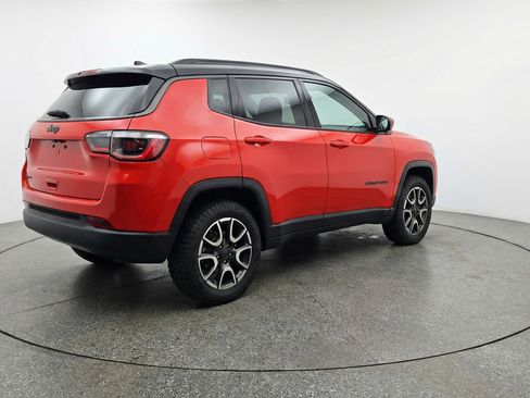 Used 2025 Jeep Compass Trailhawk AWD/4WD image 9