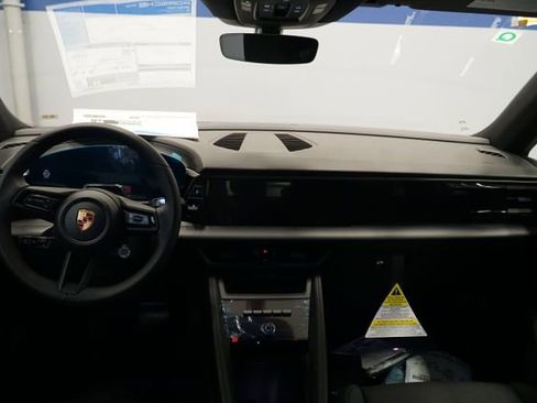 New 2026 Porsche Macan 4 Electric image 17