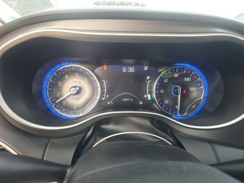 Used 2023 Chrysler Pacifica Touring-L FWD image 2