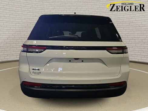 Used 2023 Jeep Grand Cherokee Altitude AWD/4WD image 6