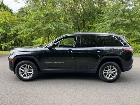 Used 2023 Jeep Grand Cherokee Laredo image 2