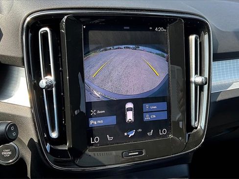 Used 2022 Volvo XC40 T5 Momentum image 17